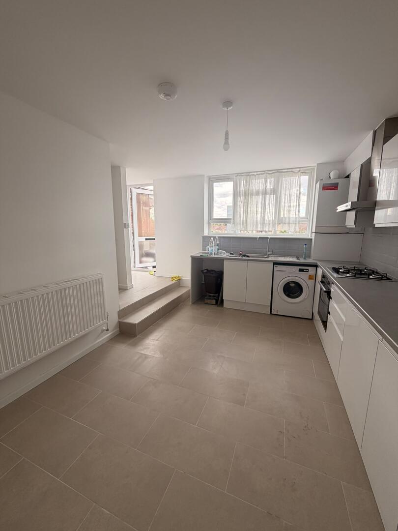 3 bed property in High Street, Waltham Cross